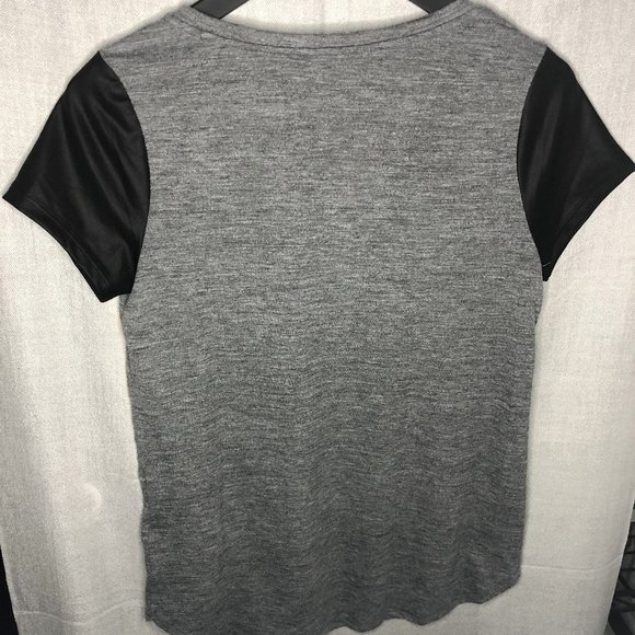 GUESS grey v-neck shirt w faux leather sleeves - Picture 4 of 4